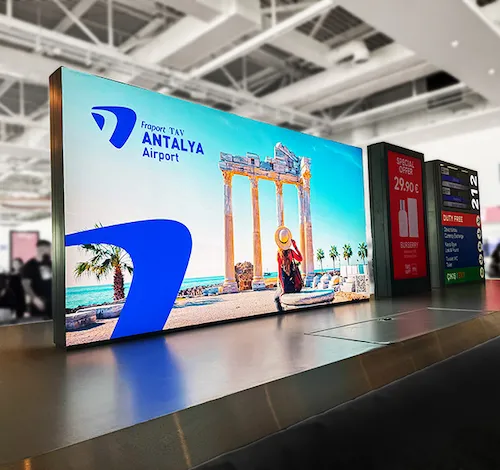 Antalya havalimanı içi reklam alanlarında dikkat çekici reklamlar